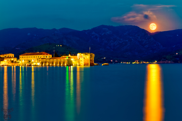 6045 - Moon over Elba - -